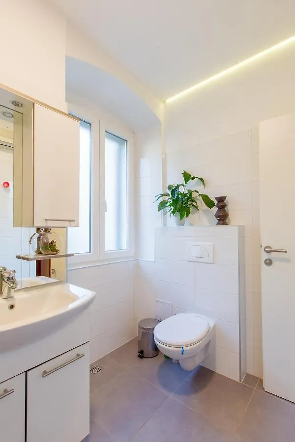 Summer Stone Pleasure Split Apartment