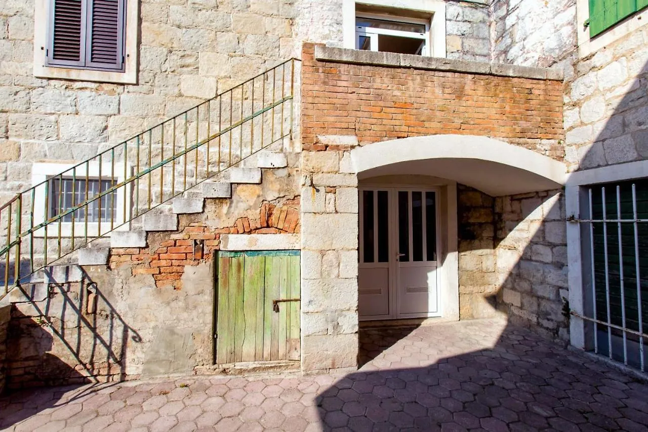 Summer Stone Pleasure Split Apartment